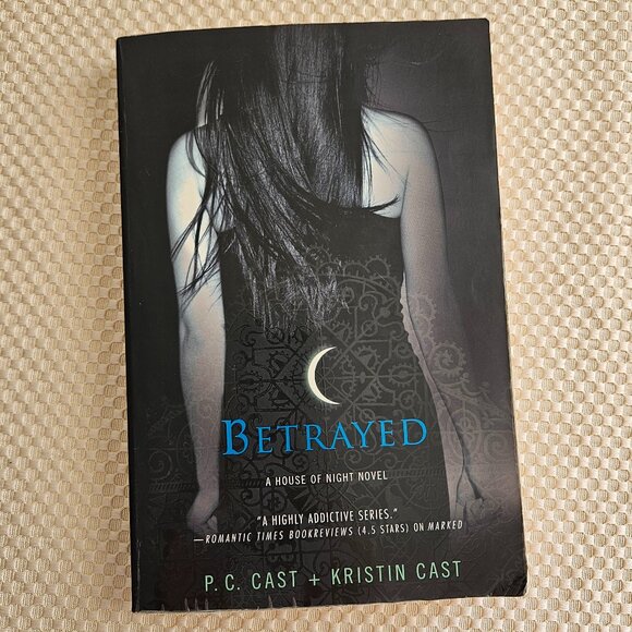 4/$25 P. C. Cast‎ + Kristin Cast - Betrayed - Paperback - Picture 1 of 9